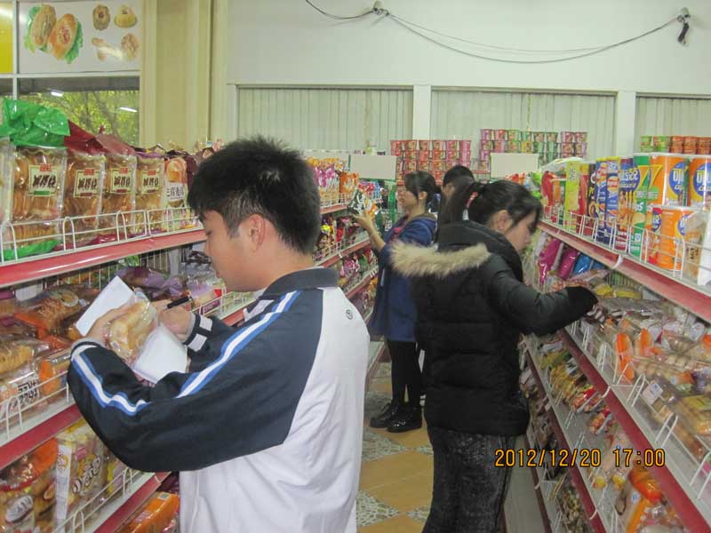 评检人员对超市进行检查.JPG