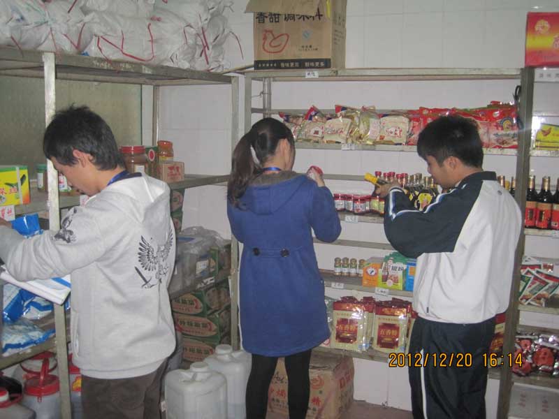评检人员对食堂副食仓库进行检查.JPG